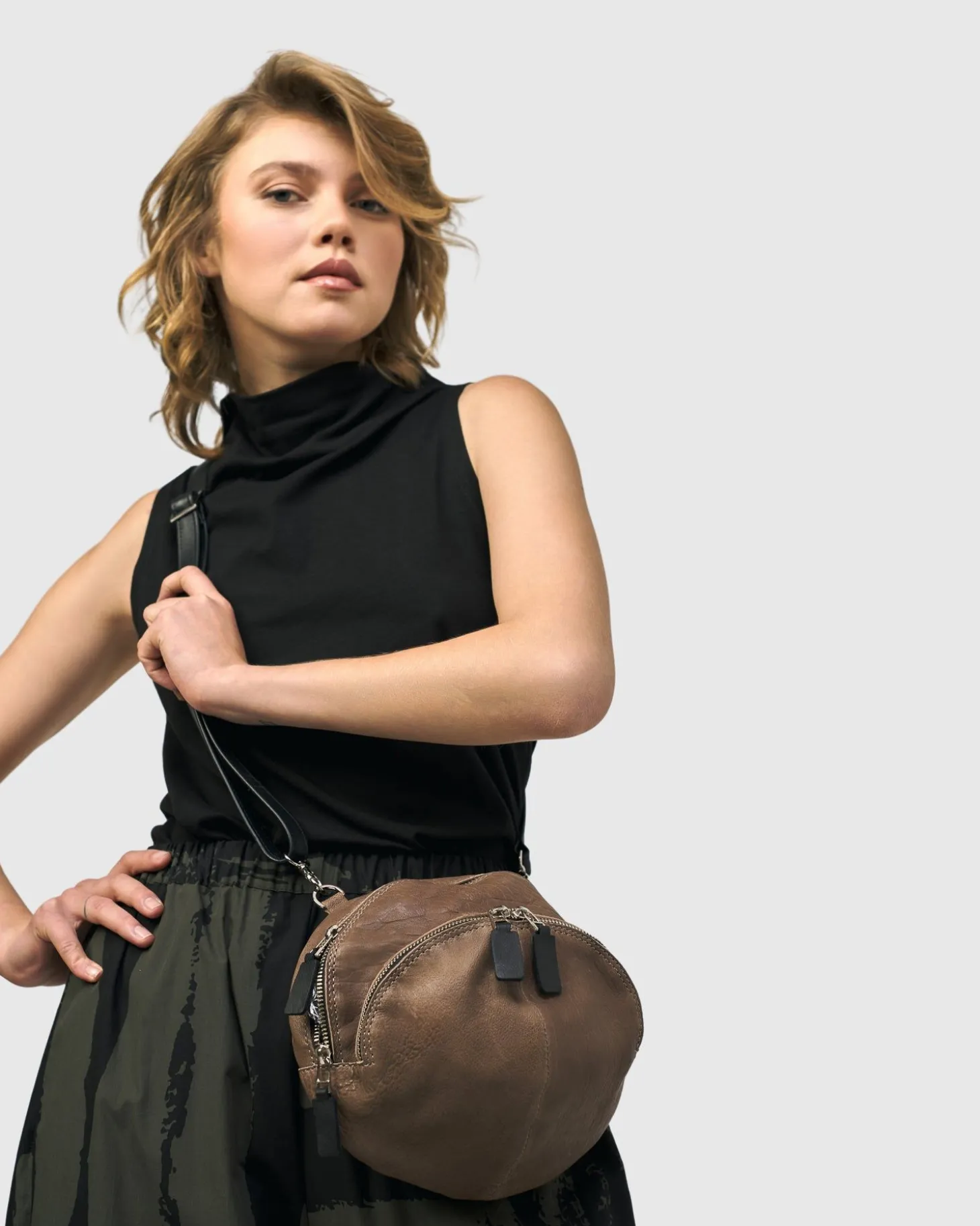 Women Alembika Circle Canteen Bag, Wood