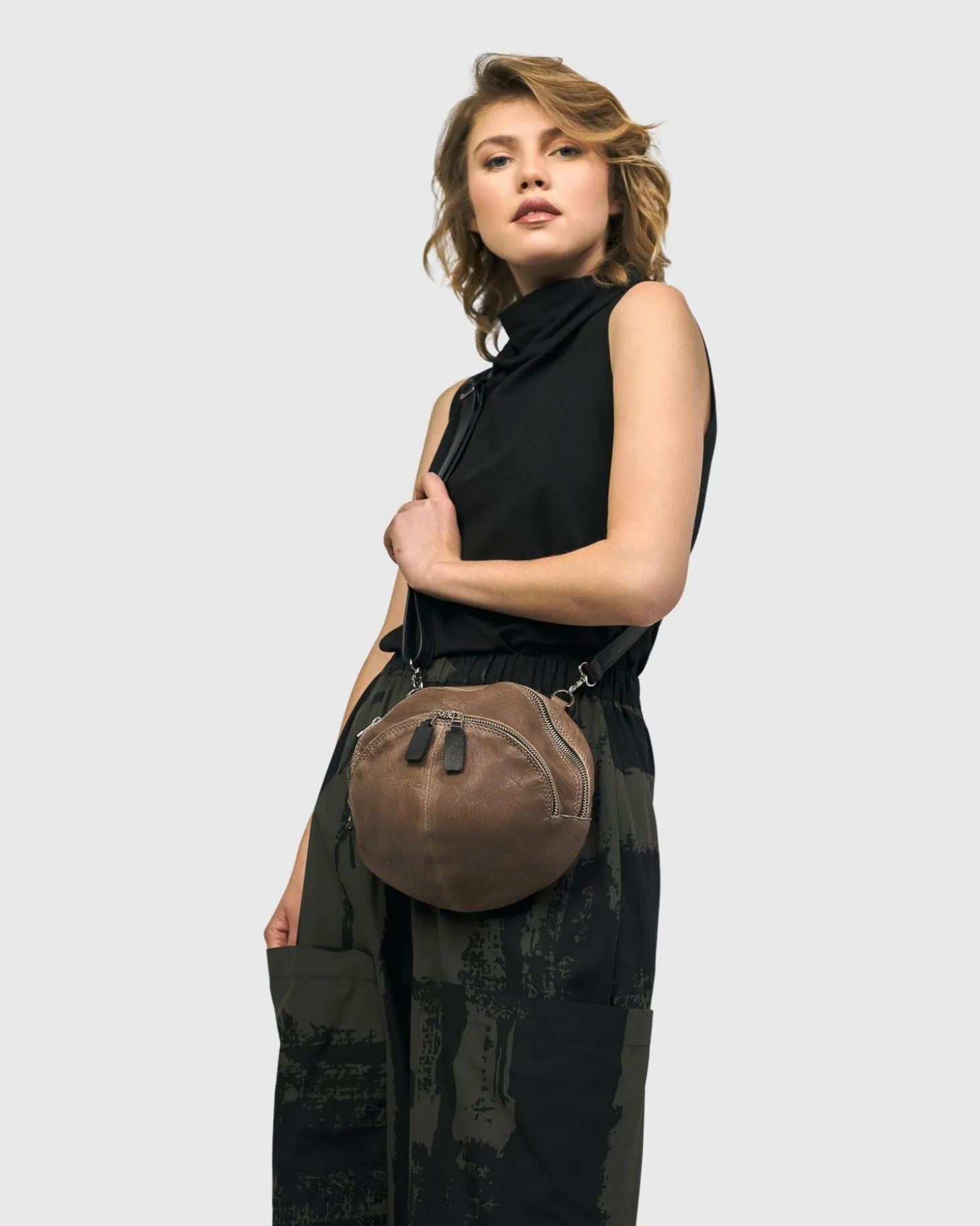 Women Alembika Circle Canteen Bag, Wood