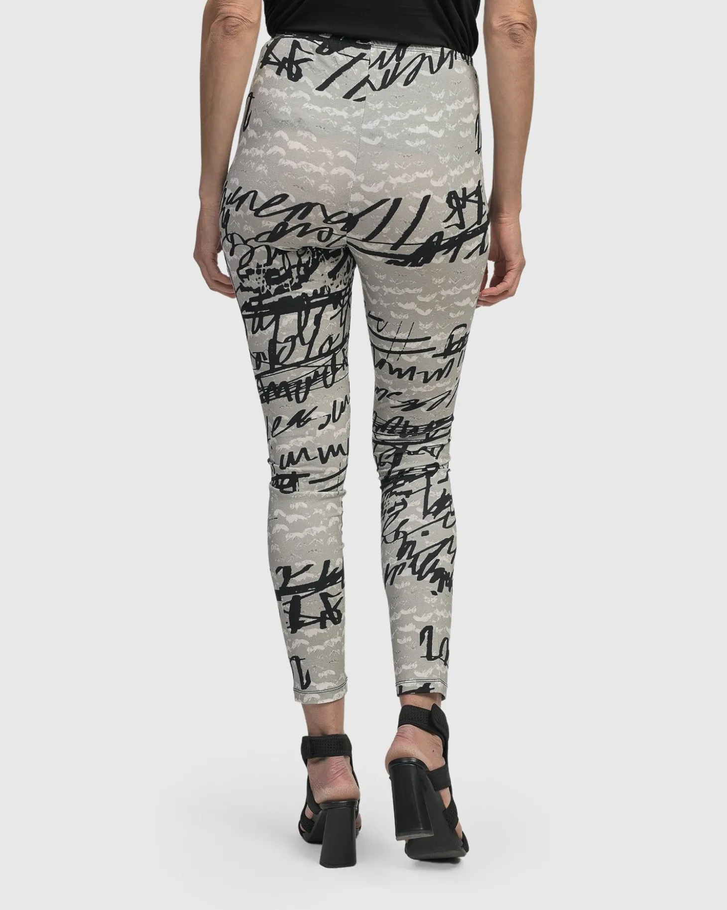 Women Alembika Flirty Leggings, Script