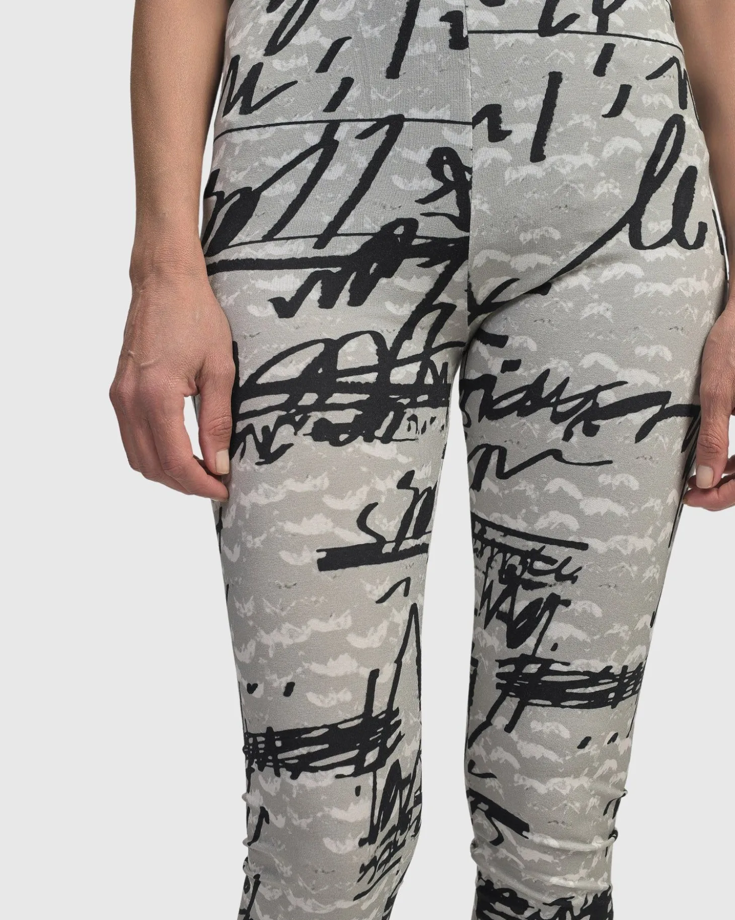 Women Alembika Flirty Leggings, Script