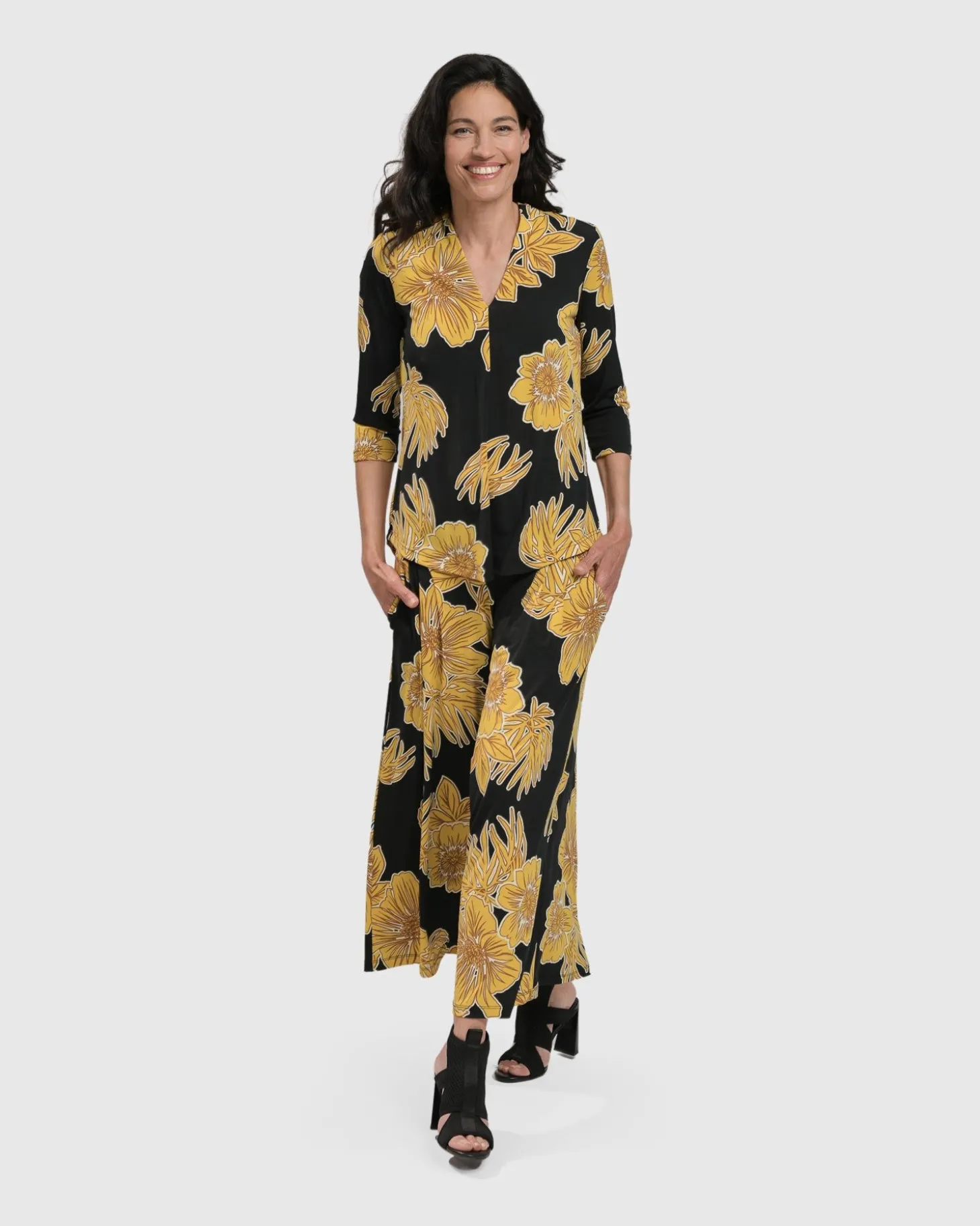 Women Alembika Linda Signature Vneck, Gold