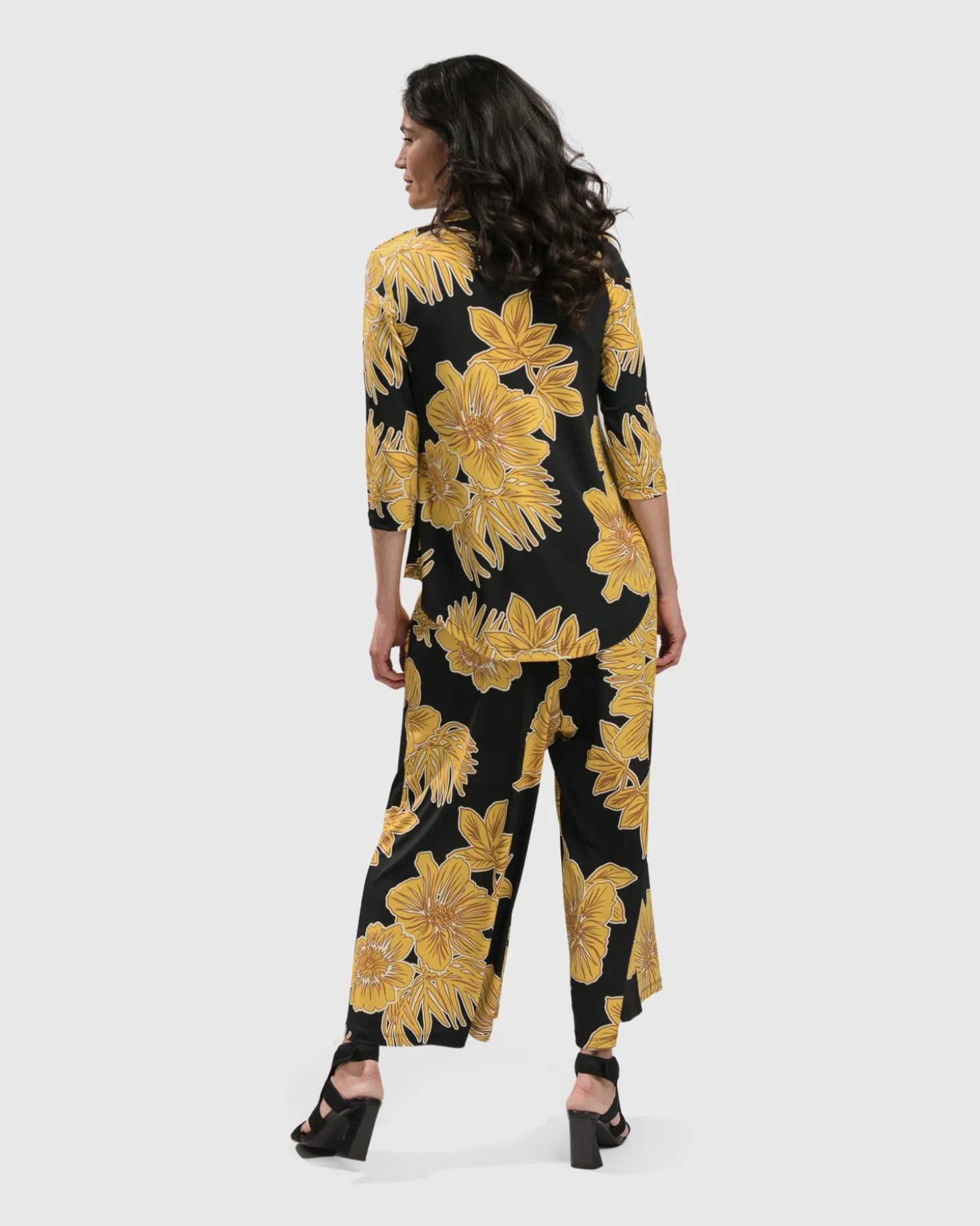 Women Alembika Linda Signature Vneck, Gold