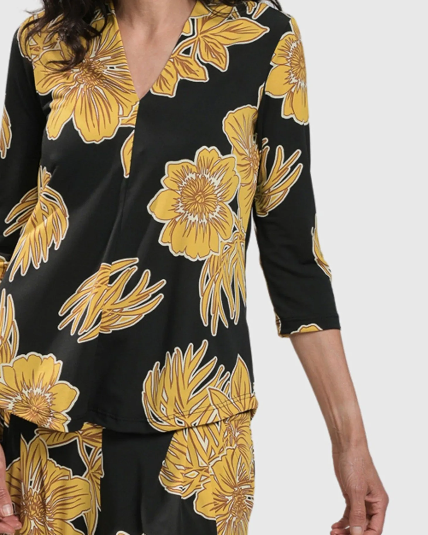 Women Alembika Linda Signature Vneck, Gold
