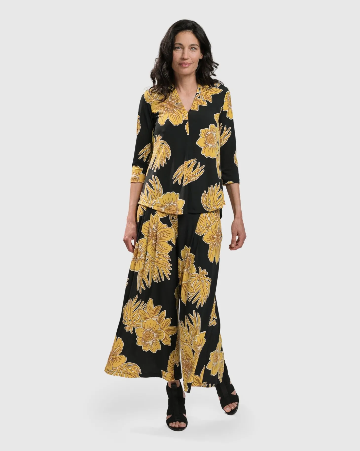 Women Alembika Linda Signature Vneck, Gold