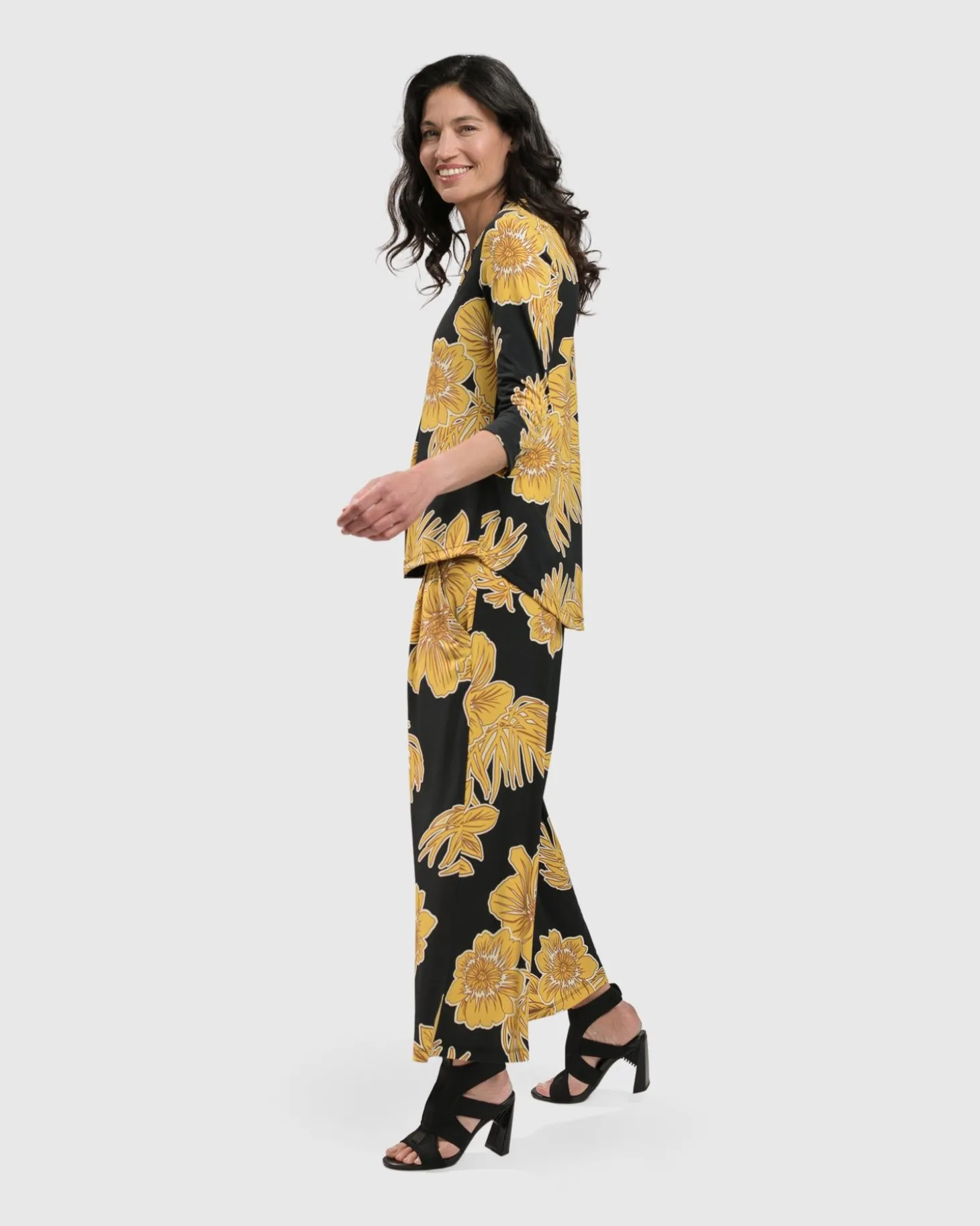 Women Alembika Linda Signature Vneck, Gold