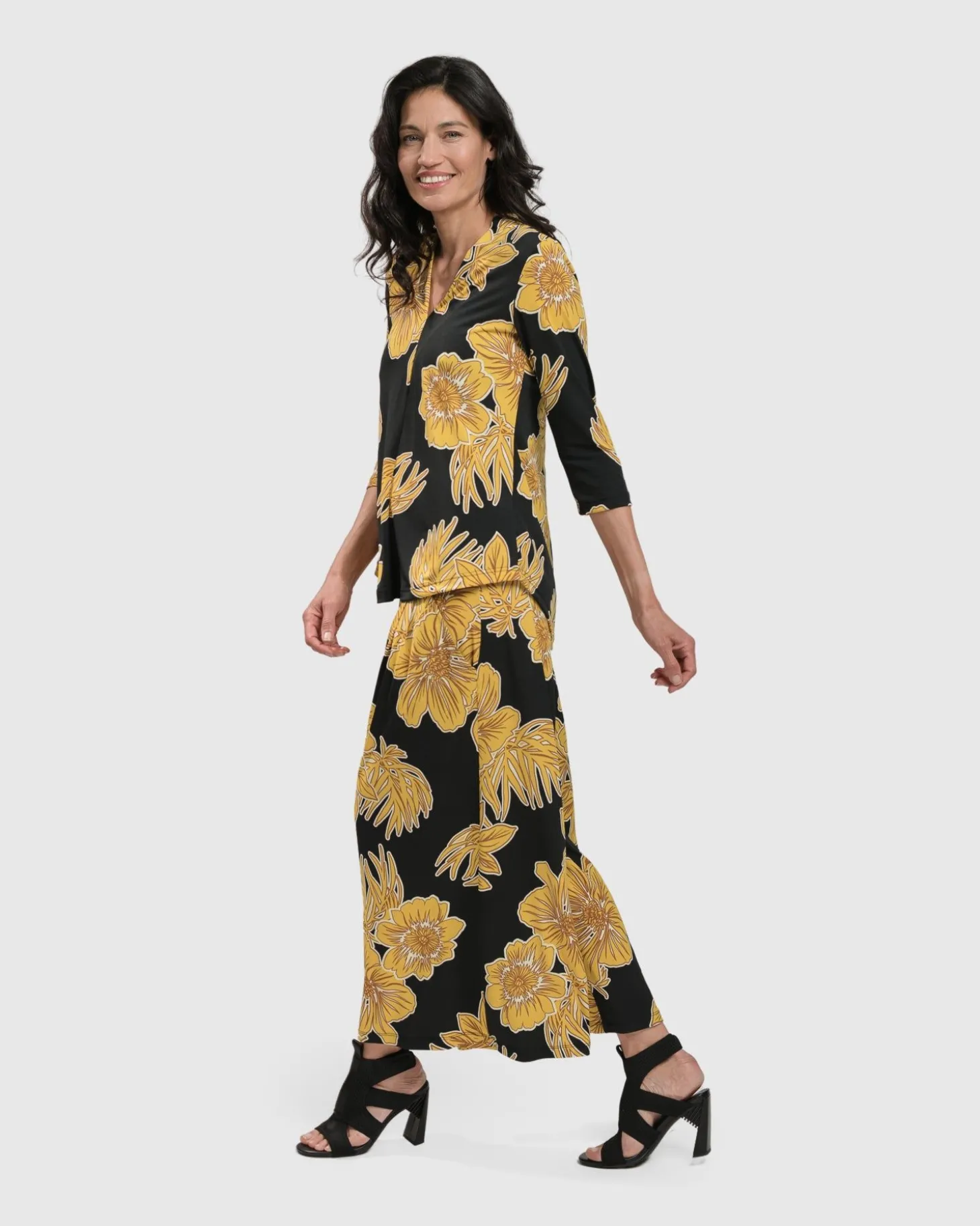 Women Alembika Linda Signature Vneck, Gold