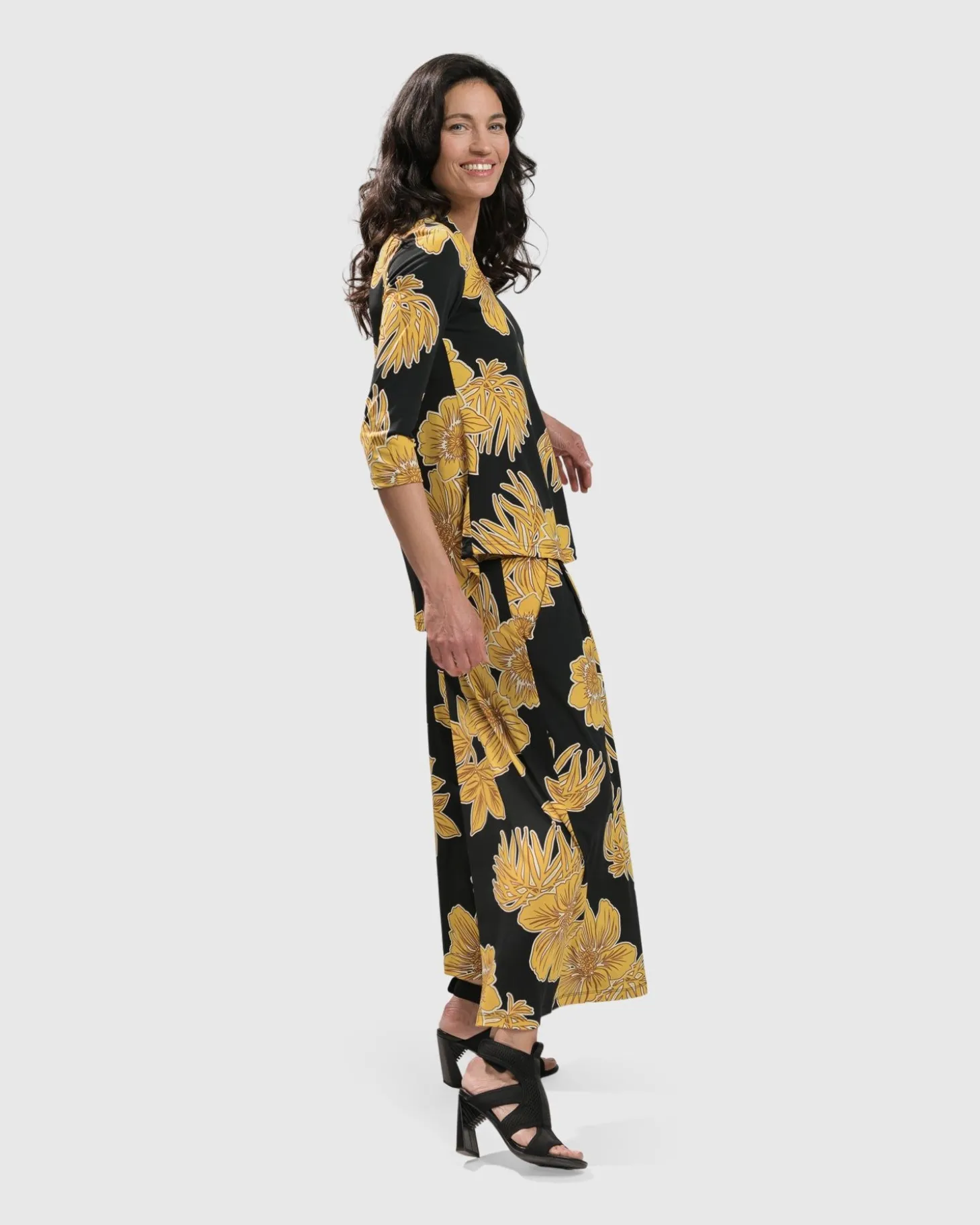 Women Alembika Linda Signature Vneck, Gold