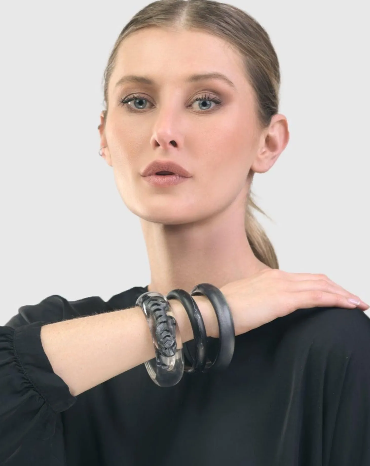 Women Alembika Tiger Inlay Bangle Bracelet, Silver
