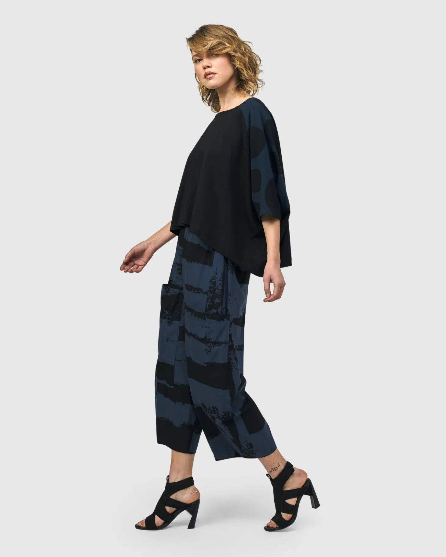 Women Alembika Urban Centro Cropped Tee, Navy