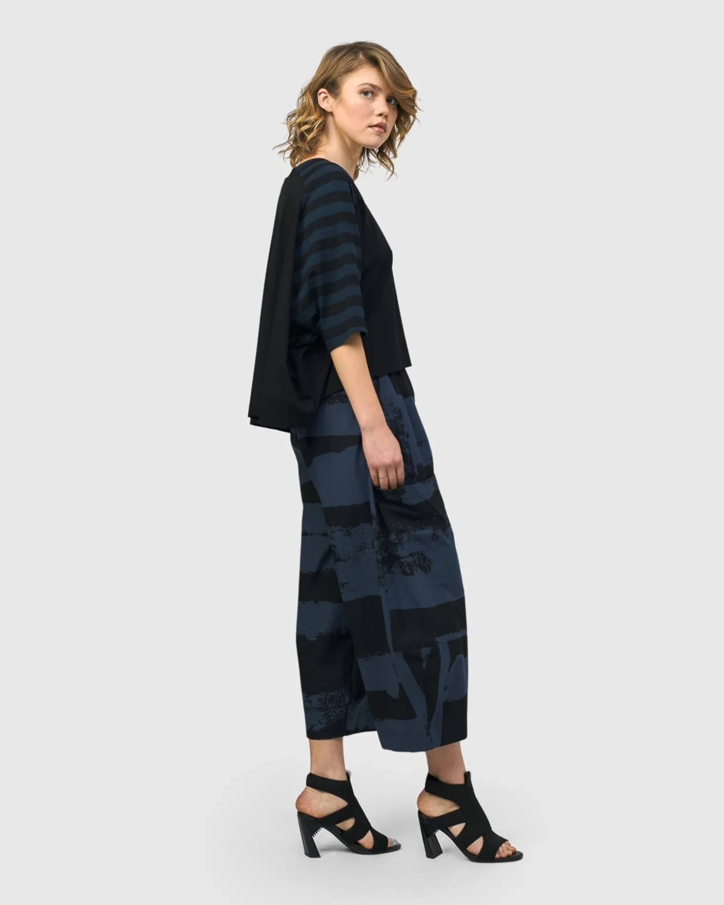 Women Alembika Urban Centro Cropped Tee, Navy
