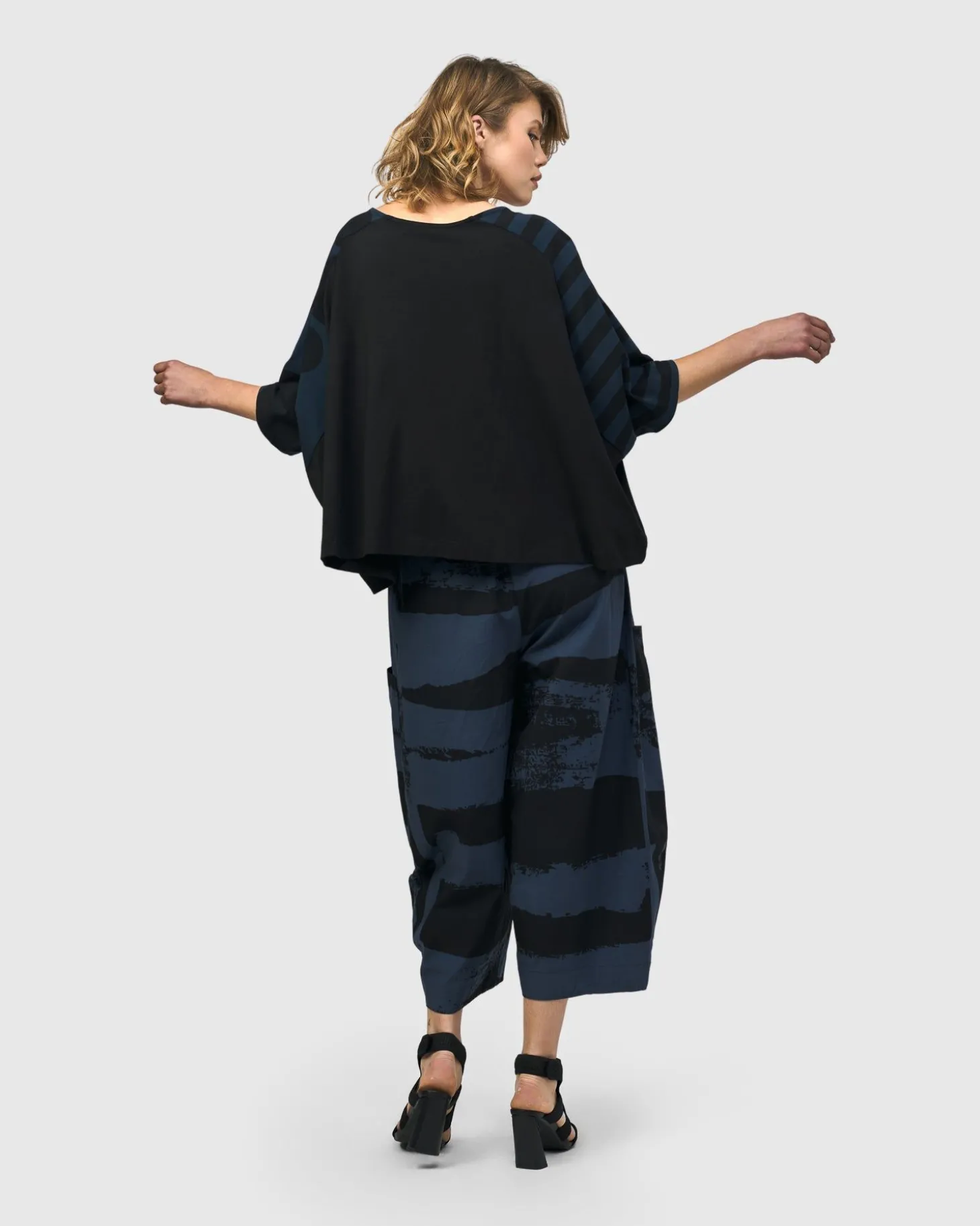Women Alembika Urban Centro Cropped Tee, Navy