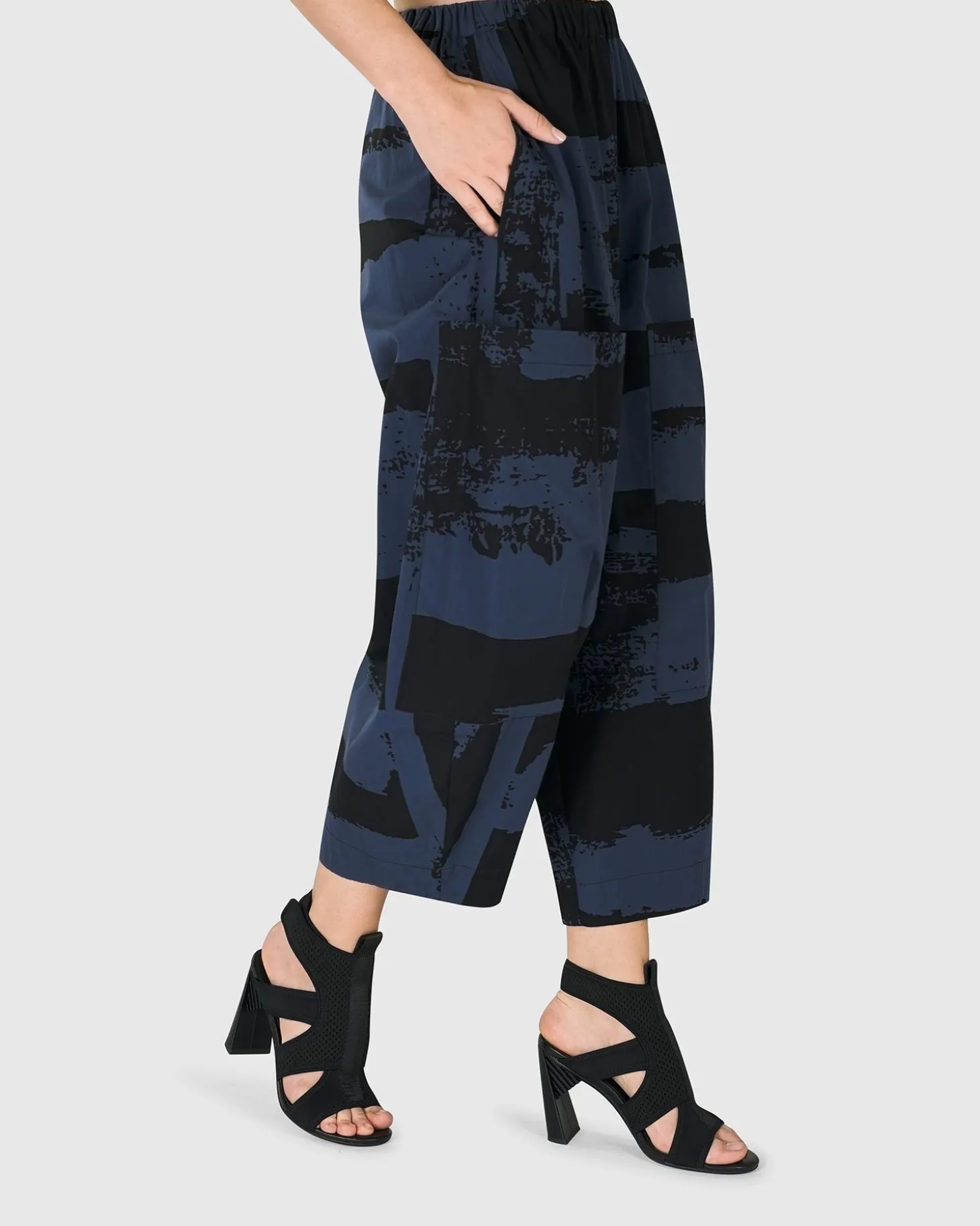 Women Alembika Urban Codex Barrel Pants, Navy