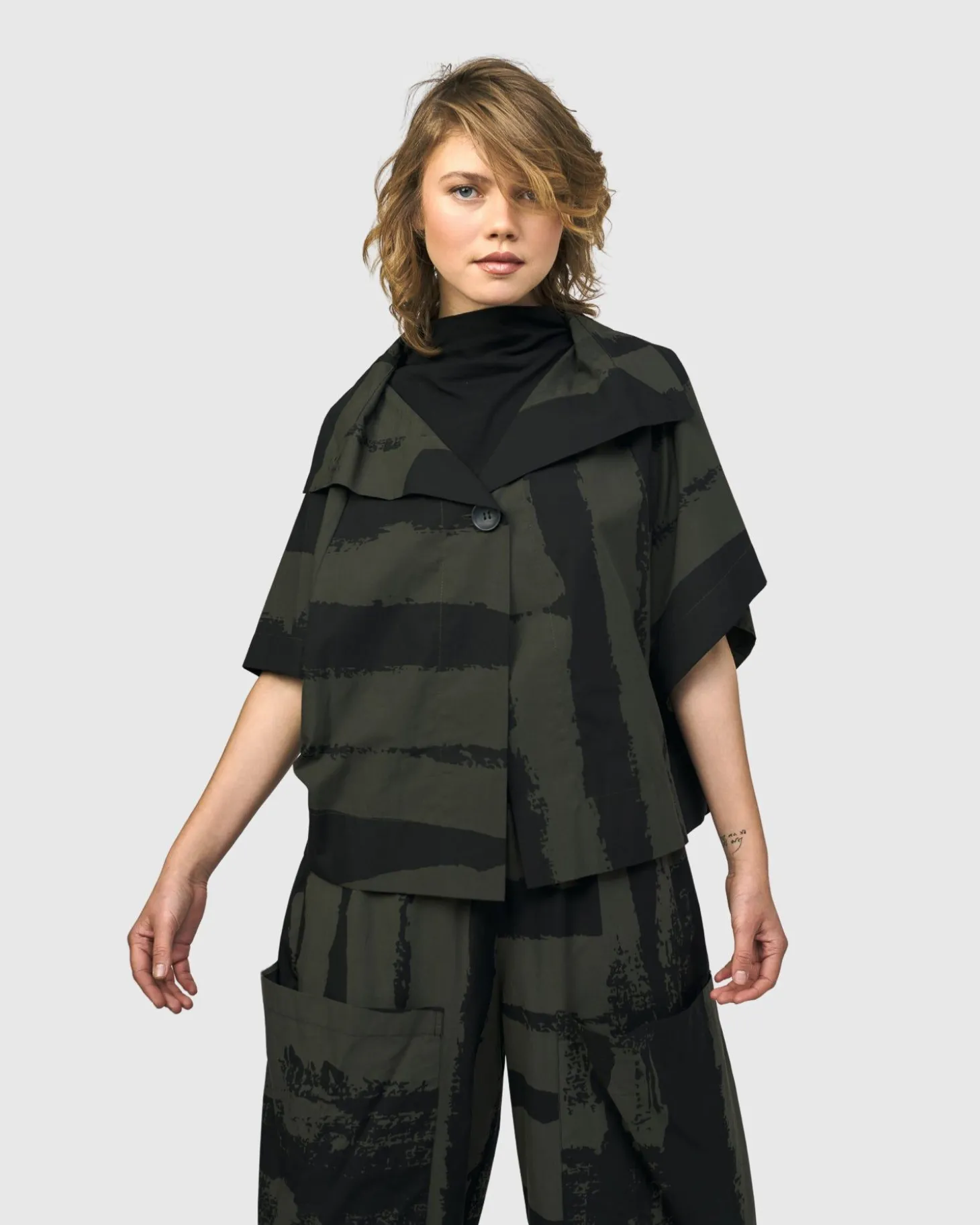 Women Alembika Urban Sakura Cape Jacket, Khaki